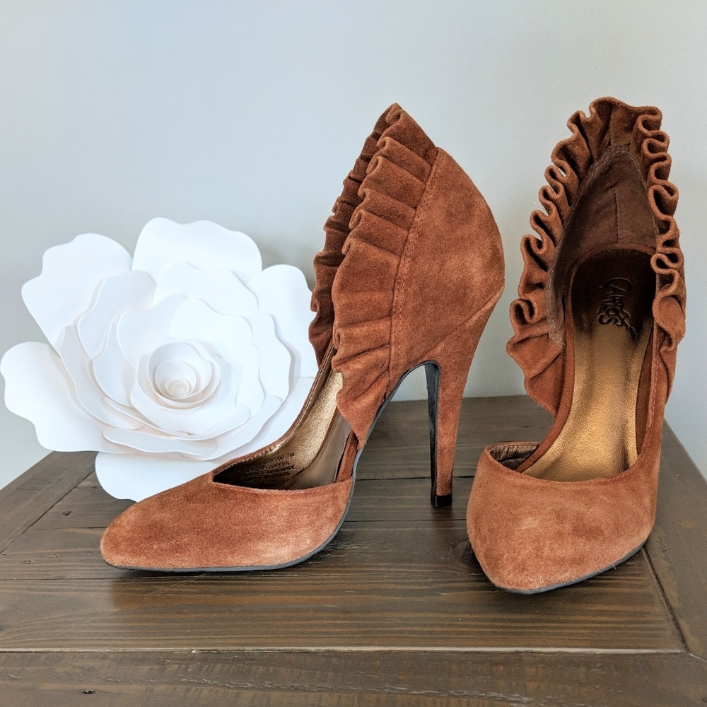 Carlos Venetian Suede Pumps in Mustang